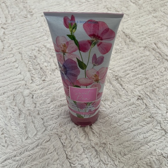 Sweet Pea Ultimate Hydration Body Cream 8oz, Bath & Body Works, New unopened - Picture 14 of 16